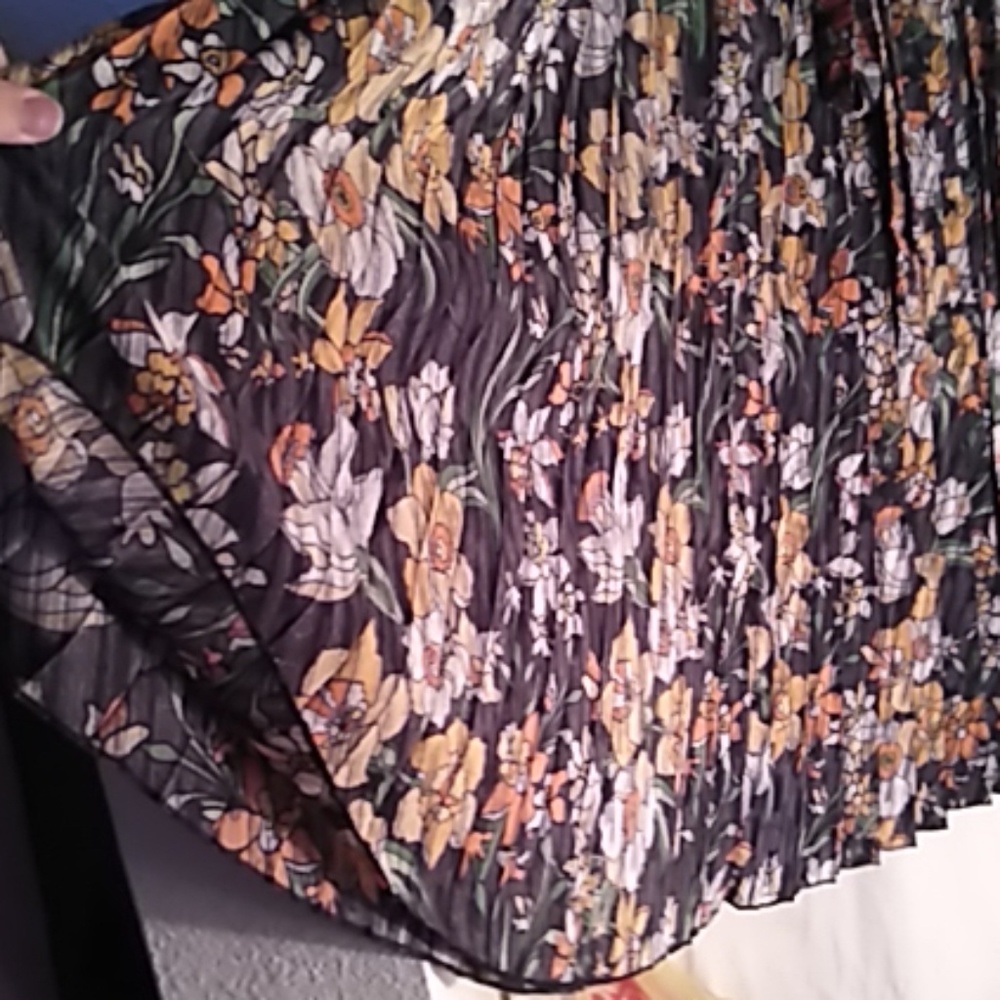 LulaRoe Deanne black skirt yellow floral L - Picture 8 of 8
